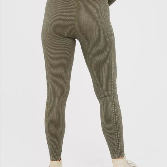 Aerie | Seamless 7/8 Ribbed Leggings - Picture 3 of 7